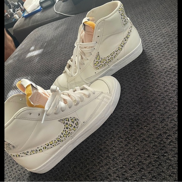 Size 8.5 nike blazers WORN ONE TIME they fit small so I’m selling them - Picture 3 of 6